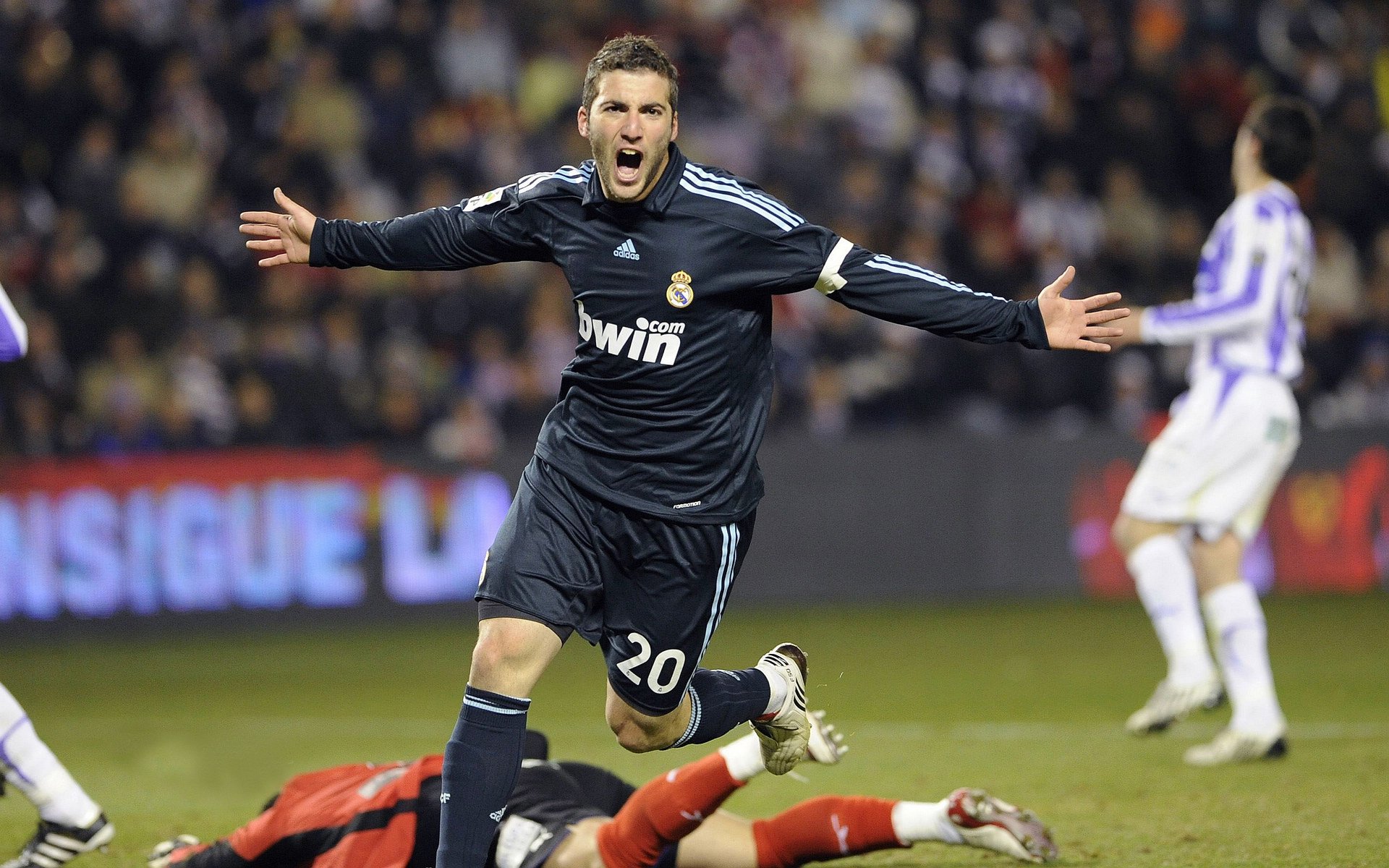 球场荣耀的瞬间:赛后最佳球员的荣耀与责任