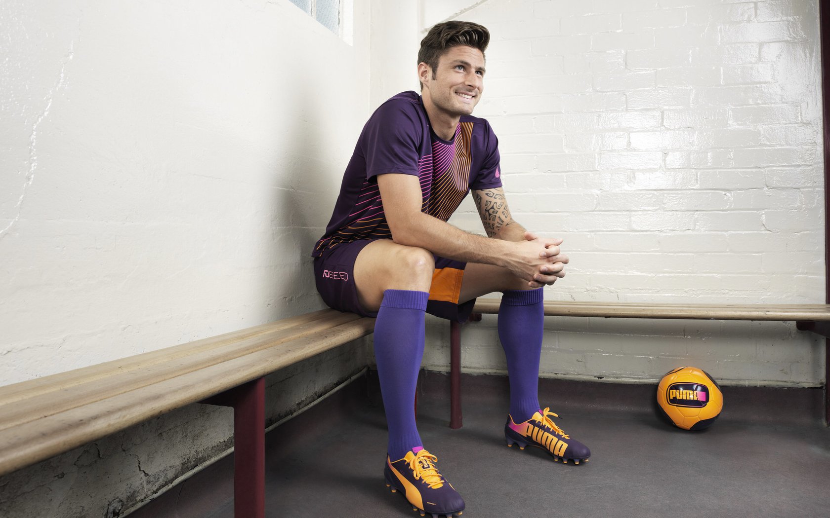 中国足球职业俱乐部球员转会市场活跃度上升，国内足球运动员转会费