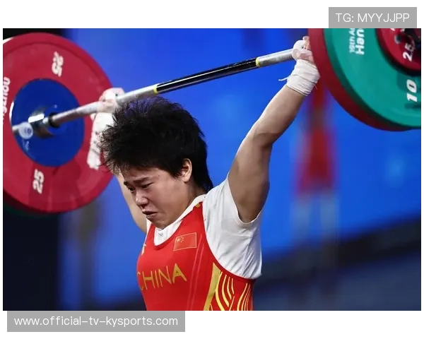 举重女将力量大到握碎粉笔盒