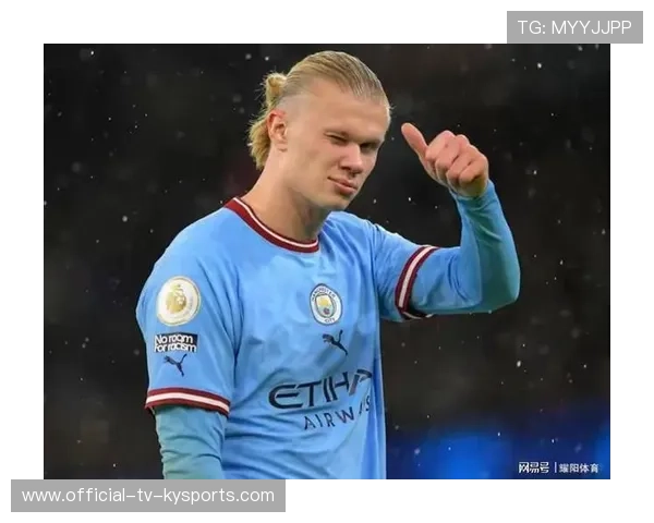 哈兰德在公开训练课上与学童互动频频被赞为好球员