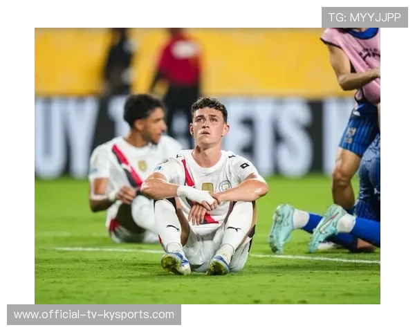 福登的定位球威胁逐渐成为对手防守重点之一,福登球衣 福登的定位球威胁逐渐成为对手防守重点之一,福登球衣